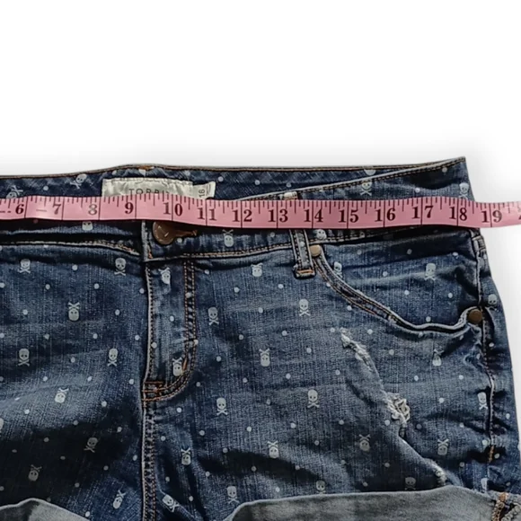 TORRID WOMEN'S SKULL POLKA DOTS  DISTRESSED BLUE DENIM JEANS SHORT. SIZE 16 - Picture 5 of 16